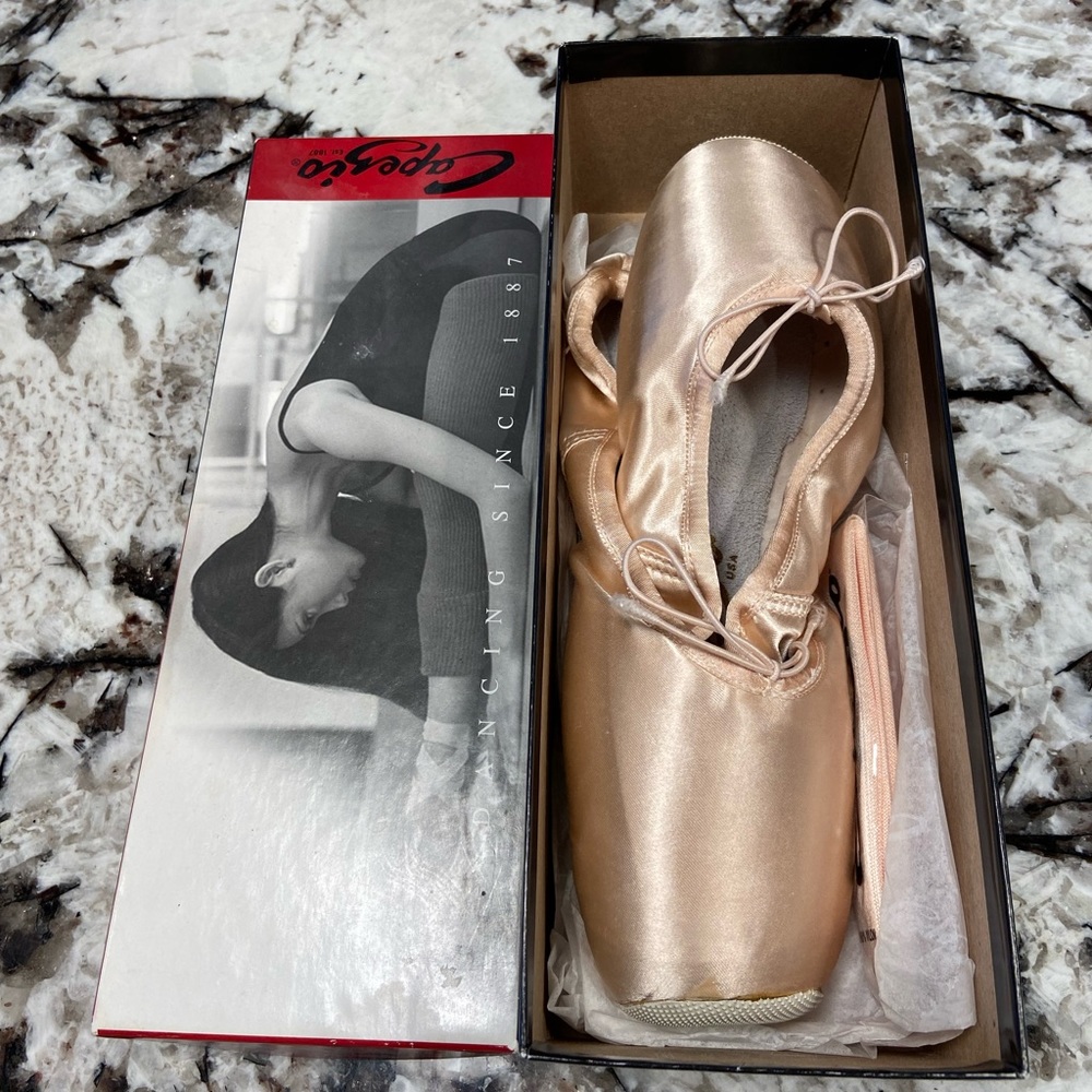 Capezio Aria Pointe shoes size 8.5 with rubber toe grips added NWT